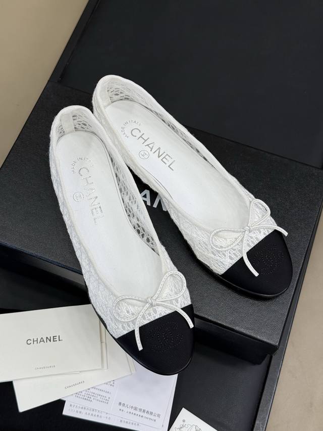 出厂 Chanel 经典芭蕾舞鞋+25新配色保留了最受青睐的配色，材质和细节都有升级！谁的青春里，都少不了的一双鞋！最新升级版本，专柜款在鞋面线条以及细微处有调