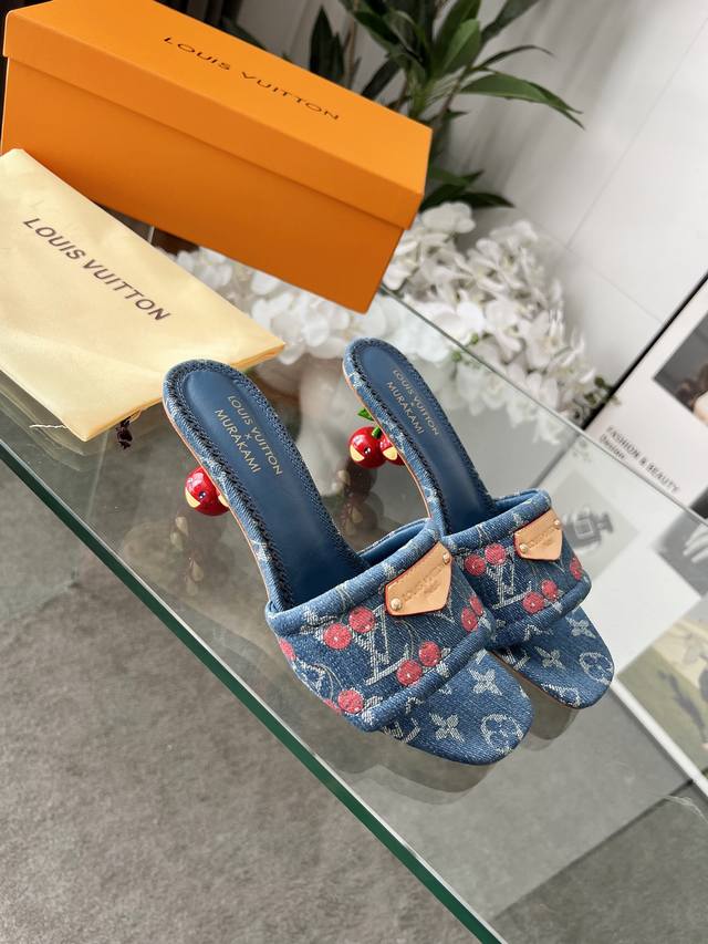 樱桃跟 225 驴*家早春新品 New Arrival～L*V春夏涂鸦拖鞋，也太出彩了！时尚性感舒适，拉满了夏日美鞋能给的满分情绪价值.鞋的造型也很乖巧好看呀！