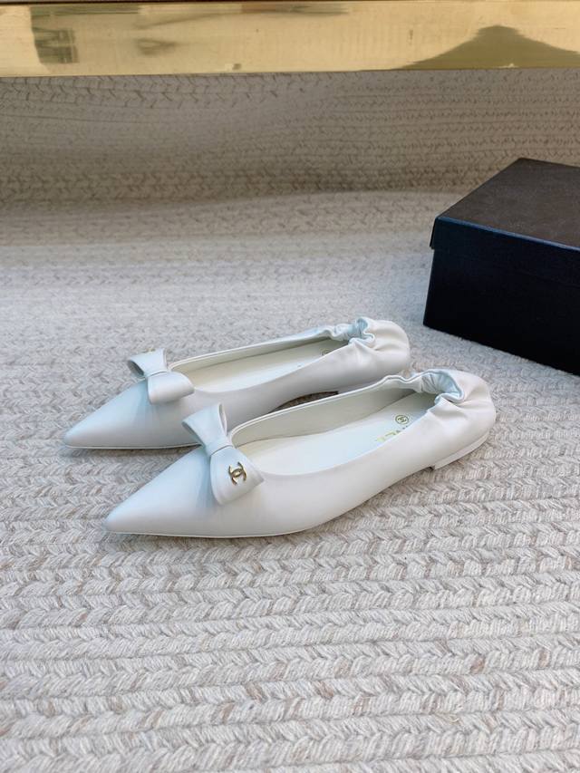 Chane*Ss25新款蝴蝶结平底单鞋 原版套楦 顶级品质材质鞋面：进口定制真丝 进口小牛皮内里：进口羊皮里大底：真皮大底码数：35-39 34.40定做不退不
