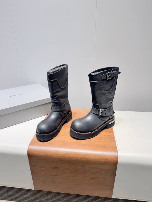男码+40 Balenciag-巴黎世家25Fw毒液Venom情侣款高筒靴 中筒靴 请认准高版本 这款靴子在设计上独具匠心 以绑带与皮带元素作为亮点 不仅能将靴