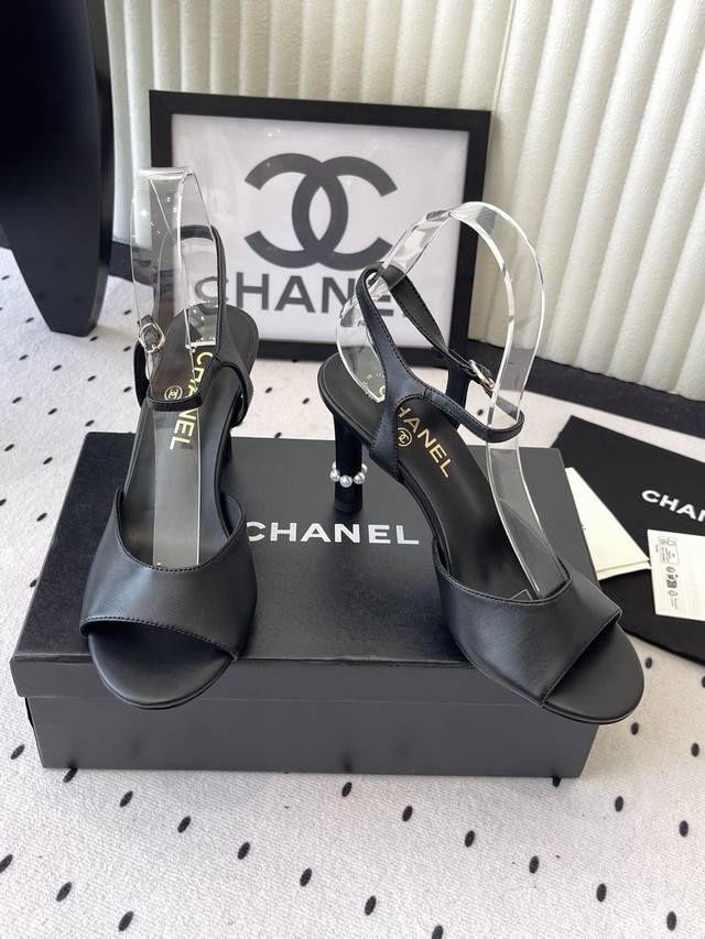 Chanel新款珍珠高跟凉鞋 高版本出货 很经典百搭的设计 任何身高都能驾驭的高度 进口羊皮鞋面 意大利真皮大底 内里垫脚:混种小羊皮 跟高：8Cm Size：