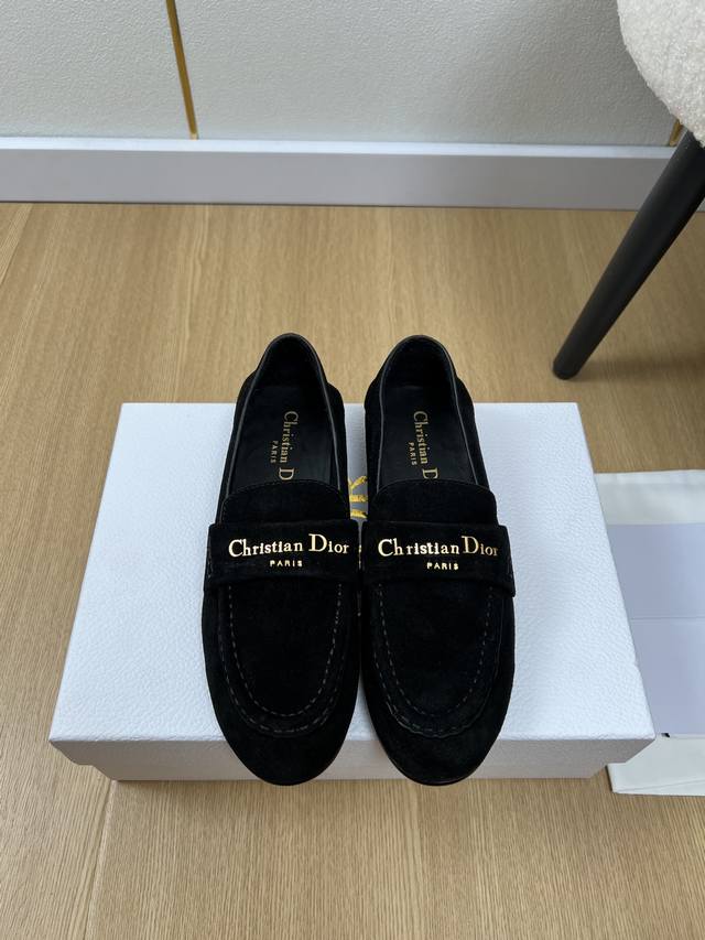 Dior迪奥 D家 春夏新品 专柜最新爆款一脚蹬字母扣乐福鞋系列原版购入开发做货这款迪奥乐福鞋采用黑色光面牛皮革精心制作，正面字母标牌饰以金色调Christia