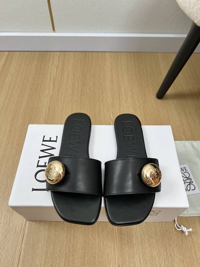 Loeve 罗意威 春夏新品 专柜最新爆小金球一字带拖鞋系列小红书力推爆款的一款拖鞋 超级可爱 时髦精绝对不能错过的必入款，没有任何繁杂装饰，质感极好的Vint