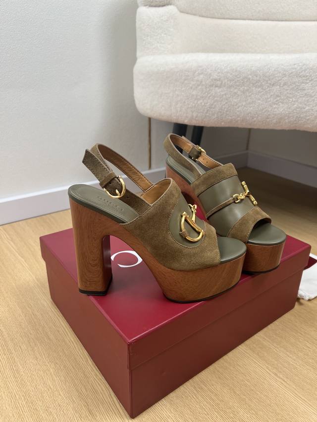 Gucci古奇 G家 春夏新品 专柜最新走秀爆款马衔扣高跟拖凉鞋系列鞋面：进口牛皮内里：羊皮里大底：原版开模大底跟高：13Cm 前5Cm码数：35-42 40.