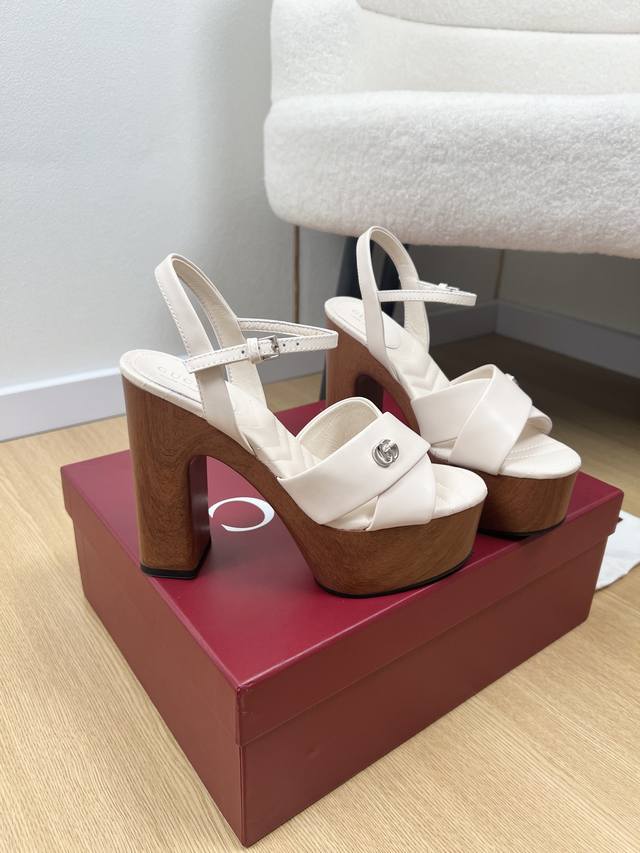 Gucci古奇 G家 春夏新品 专柜最新走秀爆款交叉带高跟拖凉鞋系列鞋面：进口牛皮内里：羊皮里大底：原版开模大底跟高：13Cm 前5Cm码数：35-42 40.