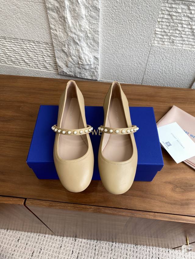 顶级版本: 莞货 Stuart Weitzman 25Ss 春夏新款 珍珠扣 芭蕾舞鞋Goldie Ballet Flat 这款平底鞋饰有品牌标志性的珍珠装饰，