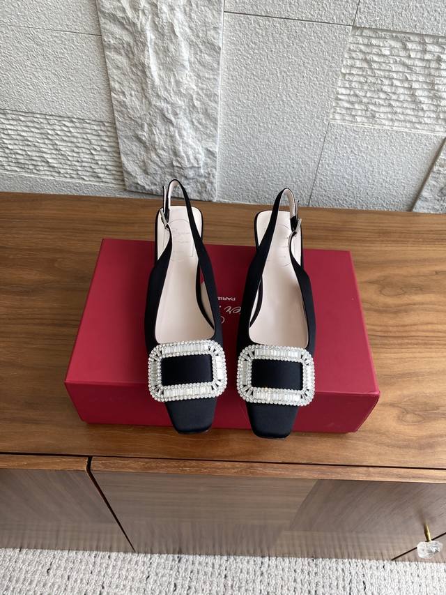 顶级版本: Roger Vivier 25Ss 春夏新款 Belle Vivier系列 闪钻饰扣 后绊带 凉鞋 高跟鞋 Belle Vivier 系列 Roge