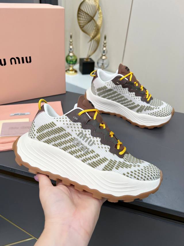 Miumiu 缪缪2025春夏时尚新品，透气针织运动网鞋，厚底增高，体现了Miu Miu 的大胆特色，尽展女士魅力，简约线条 ，别致鞋面徽标饰，现代风格简约高级