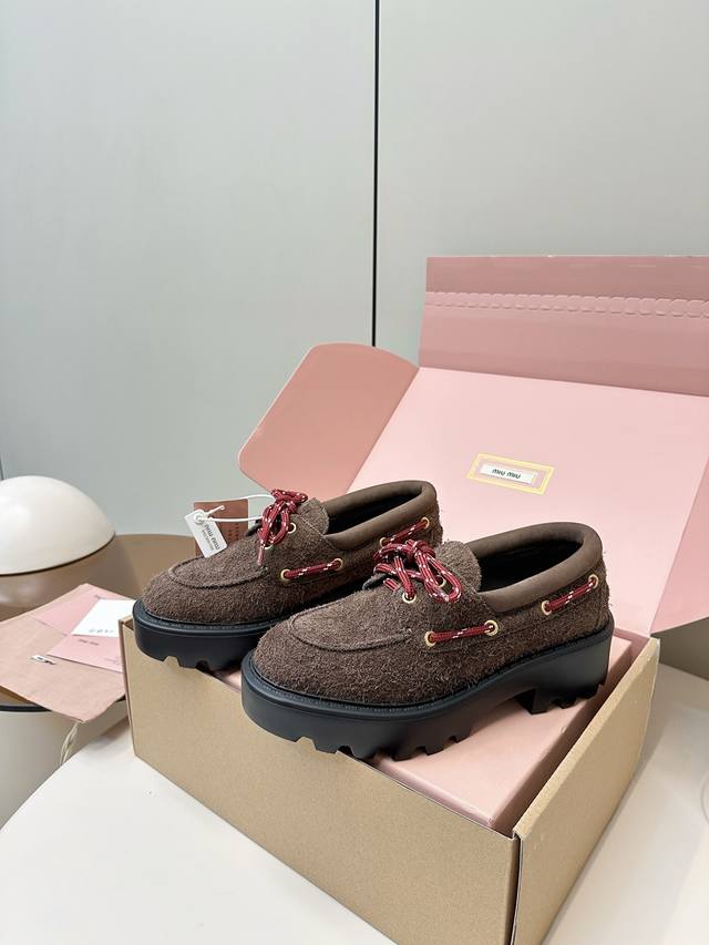 顶级版本 飞机盒+20 Miumiu｜缪缪2025新款美拉德风复古乐福鞋 缪缪这是一款越看越上头的小皮鞋，配上袜子也是很有学院风一整个高级住了，又甜又酷，皮质也