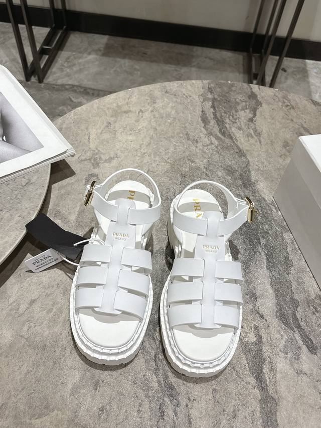 Prada 25Ss厚底罗马编织凉鞋超火爆Prad*普拉达 最新春夏锯齿罗马编织超轻厚底 凉鞋！复古时髦前卫的轮齿 让整双鞋轻便舒适 满足不同风格时髦人士的多种