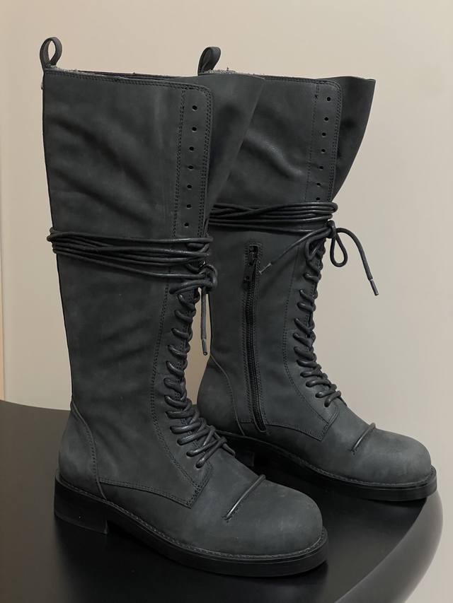 Ann Demeulemeester 25Ss秋冬新款过膝绑带靴 该系列将未加工的粗粝质感与细腻的脆弱美学创造性结合，在解构主义剪裁中塑造出兼具力量与柔情的现代