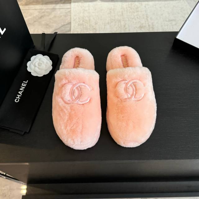 Chanel 24B新款毛毛拖鞋！这款毛拖真的是真太可爱了～柔软蓬松的毛毛，舒服暖脚增高显腿长秋冬搭配袜子休闲又慵懒上脚真的好看又时髦进口羊毛，手感细腻柔软丝滑