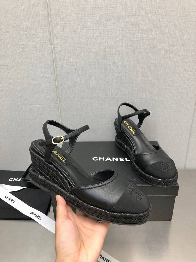 Chane* 小香玛丽珍中空坡跟凉鞋水台是原版一致花色草编！！整体鞋身更加修长加上包头设计立体感很强 能包容各种脚型哦～鞋面，混种羊皮内里 垫脚：羊皮鞋底：原版