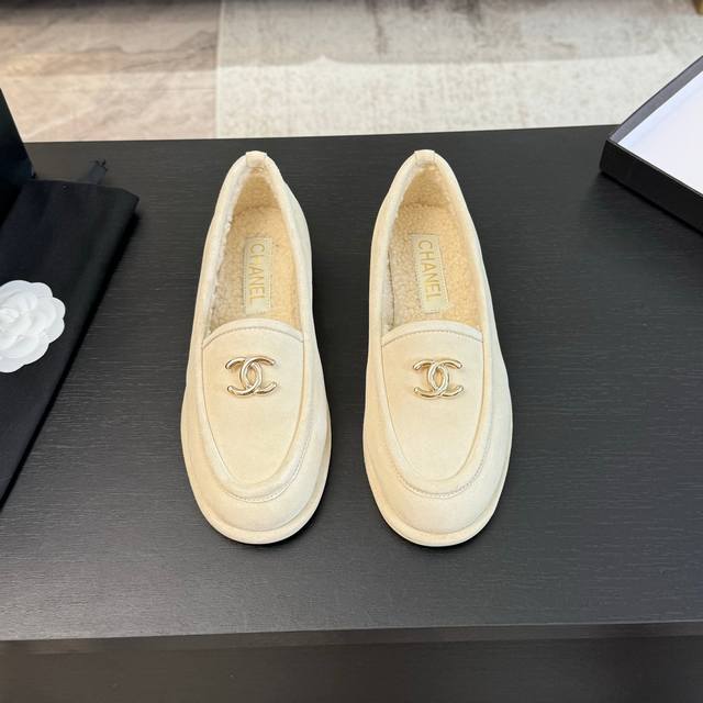 代购级 Chanel 24Ss 香奈儿玛丽珍 豆豆单鞋 早秋系列火爆上新，这一季香家小爆款！真的一眼爱了，经典拼色完美搭配！ 真的超级有个性，是这款鞋子最大的亮