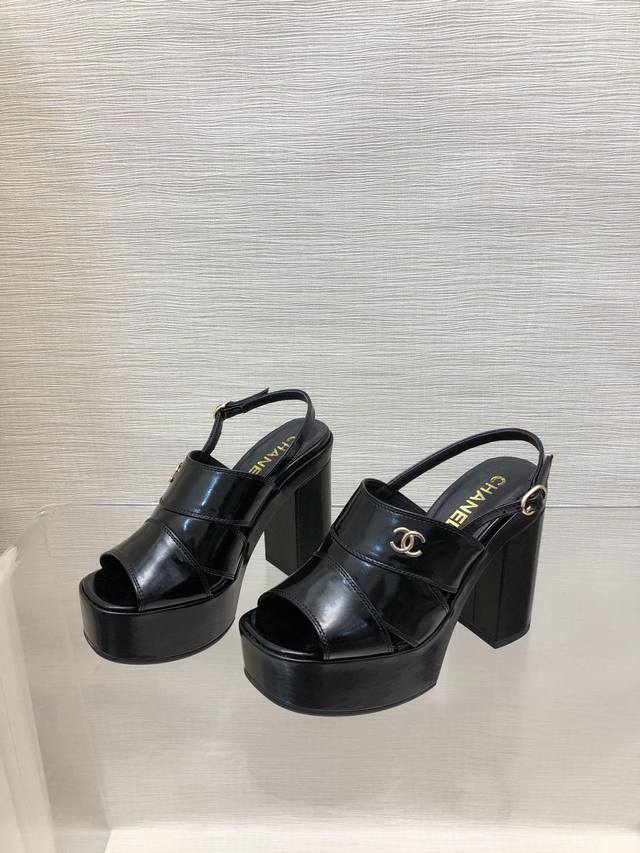 Chanel 23Ss新款小香书包扣玛丽珍中空凉鞋 可可爱爱的玛丽珍，全网专柜都爆了，复古又摩登的少女气息满满，上脚超显瘦～鞋面：小羊皮 拼漆皮头内里：羊皮内里