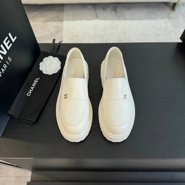 Chane*｜小香24P新品双C厚底乐福鞋这款乐福鞋更有特色！太爱这个设计了非常适合小个子的女生简直是福音 舒适又百搭穿上秒变大长腿！鞋面采用进口小牛皮内里垫脚