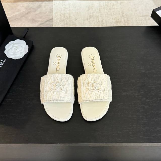 Chane*｜小香经典书包扣翻盖拖鞋经典永不过时～翻盖式书包锁扣设计风格～显瘦百搭～穿不腻的拖鞋！脚感非常舒适！凸显优雅的爆品。鞋面采用羊毛针织材质内里垫脚均为