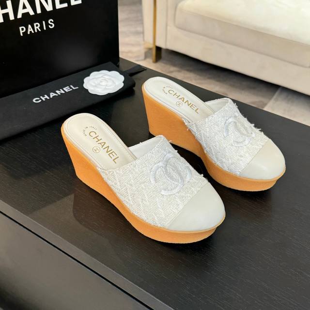 Chane*｜小香25C新品粗跟双C菱格厚底拖鞋夏天一定要入的凉拖系列可文艺可时髦 穿搭率实在太高了 厚底在拉长腿方面真的Yyds百搭舒适 上脚秒变大长腿！鞋面