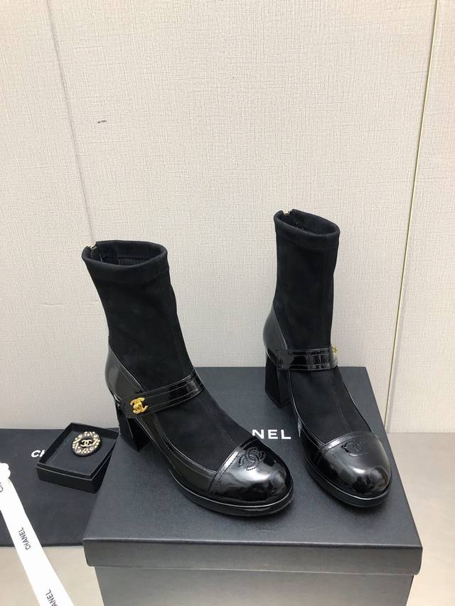 小香 223 春夏新品走秀款弹力凉靴短 长系列上新 时尚圈的绝绝子 搭配将演绎着细致 极简 永不褪去的经典元素 展现与众不同的穿搭风格美到无话可说 夏季必入款