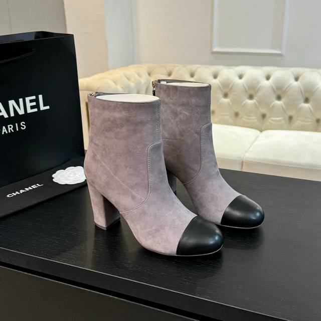 Chanel｜小香秋冬经典款弹力靴全网最好穿的一款靴子脚感很舒适 皮质超级柔软尤其颜色主打秋冬它的出现就是焦点，秋冬衣橱中任意场合都适用百搭单品！鞋面采用进口羊