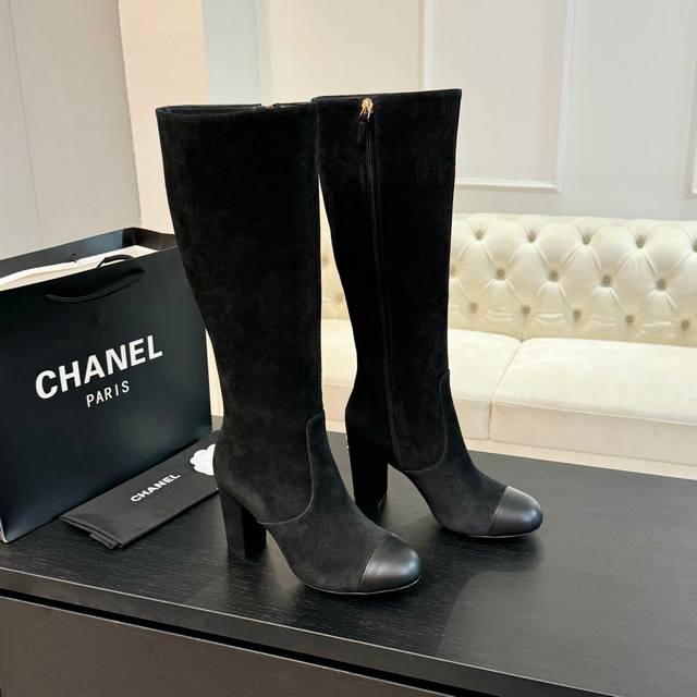 Chanel｜小香秋冬经典款弹力靴全网最好穿的一款靴子脚感很舒适 皮质超级柔软尤其颜色主打秋冬它的出现就是焦点，秋冬衣橱中任意场合都适用百搭单品！鞋面采用进口羊