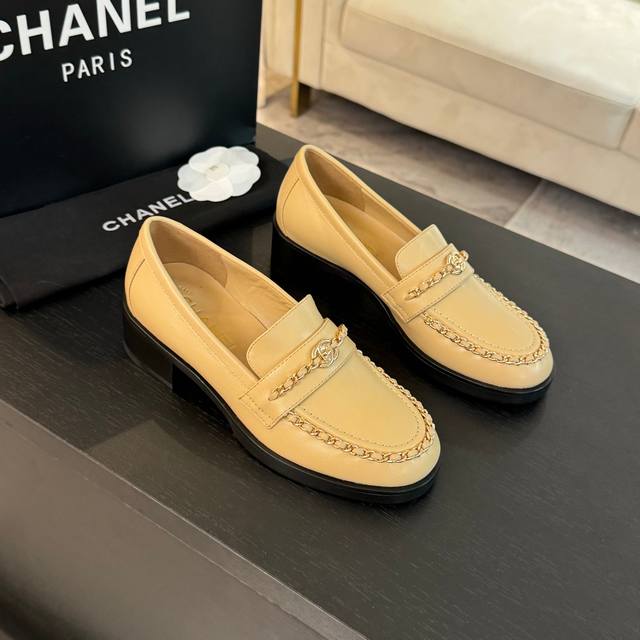 春夏新款Chanel小香穿皮链条乐福鞋鞋面饰以经典元素穿皮链条双C扣，一年四季皆可穿 不管什么时候拿出来搭配都贼高级耐看 逛街压马路赚足眼球！轻松游走于通勤和休