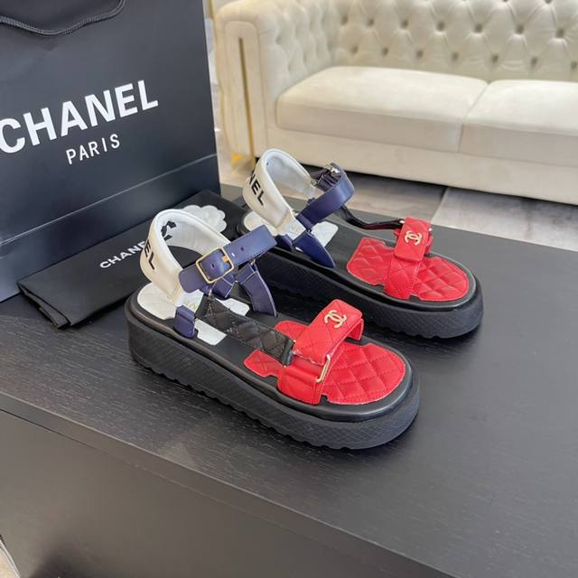 Chane* ｜小香24P春夏新品菱格魔术贴厚底面包水钻双C懒人凉鞋懒人必备穿了会上瘾的凉鞋巨软巨舒服 让你摆脱一切的束缚感呆萌的面包鞋型 对脚宽的宝宝很友好大