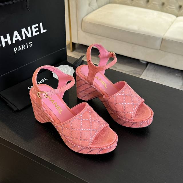 皮面 钻面 Chane* ｜小香234P春夏新品麻绳菱格厚底坡跟凉鞋经典菱格搭配麻绳元素 彰显高级这季凉鞋特色在于鞋底五金 太美了厚底在拉长腿方面真的Yyds！