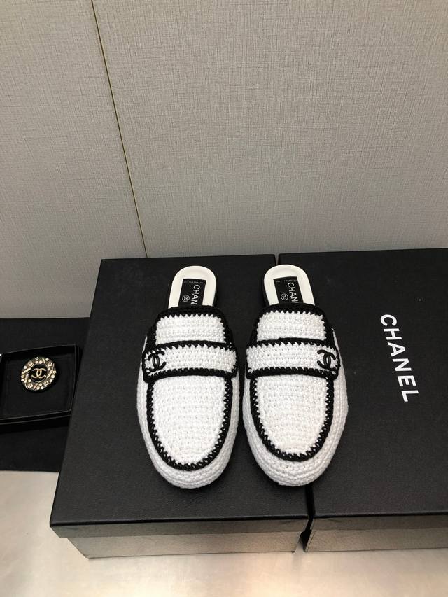Chane*｜小香23P新品编制半拖这一季手工编织半拖系列真的超美蠢萌可爱的造型带了点复古味绝对实力派 穿上非常舒适高颜值款式也特别秀气 关键是完全不会显臃肿原