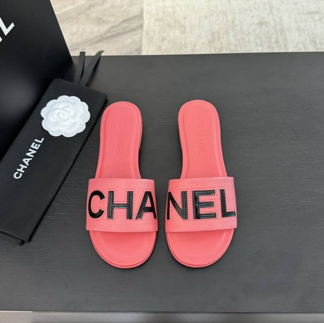 Chanel 新品拼色字母皮扣拖鞋！小香的鞋子从来不会让你失望，最懂女人心这双拖着实有点惊艳’‘上脚好看时髦又好穿#脚感柔软舒适的少女心爆棚～必入单品！ 材质与