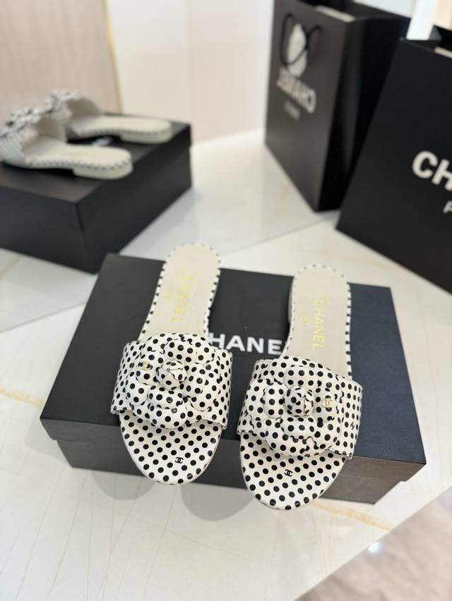 代购级 Chanel 24C春夏新品山茶花 中空 拖鞋系列 这一季山茶花系列真的超美香奶奶家一贯的优雅名媛气质 高级感十足！上脚非常Nice～不管光脚穿或搭配裙