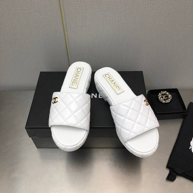 Chane*｜小香23C新品菱格厚底松糕凉鞋拖鞋夏天一定要入的凉拖系列可文艺可时髦 穿搭率实在太高了 厚底在拉长腿方面真的Yyds百搭舒适 上脚秒变大长腿！鞋面