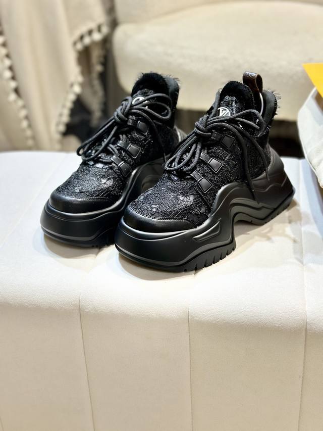 工厂P价P 秋冬新款 Louis Vuitton 超级百搭瘦腿神器最新弓底设计2.0引用老款鞋面活力十足上脚更舒服大气，上脚舒适优雅 面料：特殊席子纹材料+丝绸