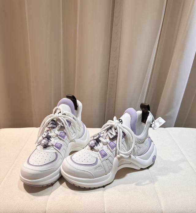 卢家秋冬新品上市 Louis Vuitton 超级好搭瘦腿神器弓底设计活力十足。面料压花工艺5D冲孔，上脚舒适优雅 面料：丝绸牛皮面料 内里：高档网布+丝绸牛皮