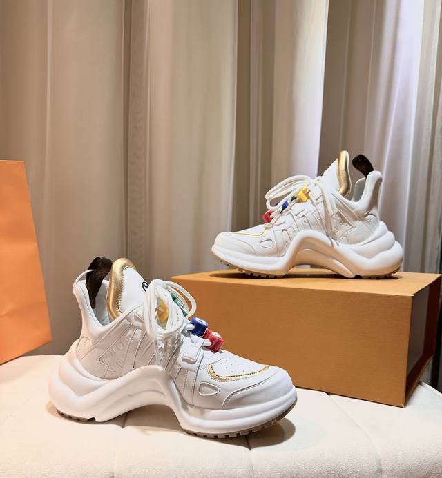 卢家秋冬新品上市 Louis Vuitton 超级好搭瘦腿神器弓底设计活力十足。面料压花工艺5D冲孔，上脚舒适优雅 面料：丝绸牛皮面料 内里：高档网布+丝绸牛皮