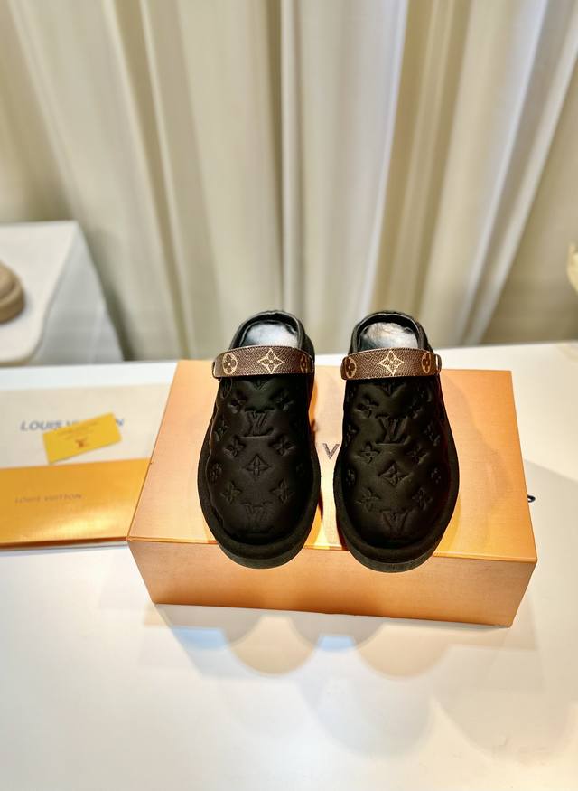 工厂P价 Louisvuitt On Fw23 New Arrival～L V Aspen 水台拖鞋L家 最新拖鞋新品经典Monogram老花压印麂皮鞋面，发泡