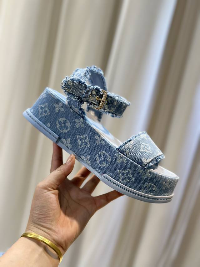驴家系列凉鞋 厚底 最新款-- Louis Vuitton 路易威登 最新时尚休闲半拖鞋～代购级当季最新潮品 众多博主纷纷种草，入购原版开模定制，鞋面采用牛仔L