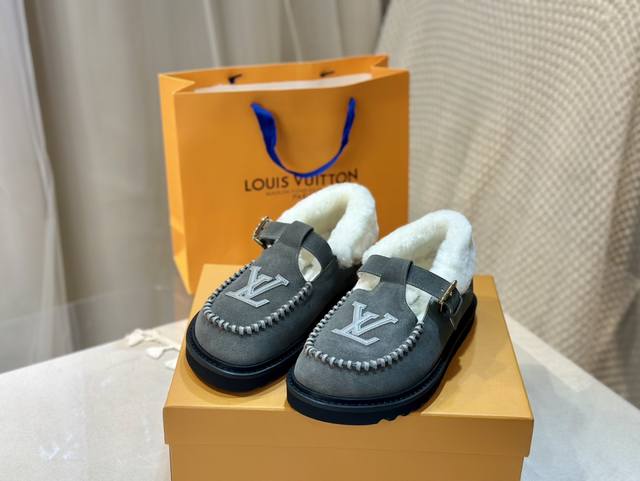 毛里版本 路易威登Lv Louis Vuott On Fw24 New Arrival～秋冬最新款毛毛拖鞋～这双毛拖也是好好看！皮质的就是非常高级呀！！搭配秋冬
