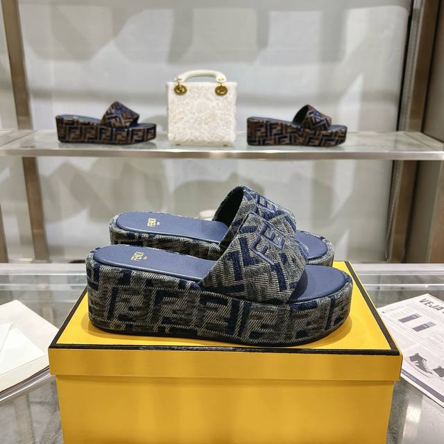 Fendi最新爆款宽带厚底拖鞋，条纹帆布材料+Ff提花帆布鞋底，Fendi丝线刺绣，35-42码