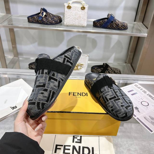 Fendi最新爆款，平底半包拖鞋，带Ff装饰搭扣，双色F字样提花材质，羊皮内里垫脚，男女码：35-45码，