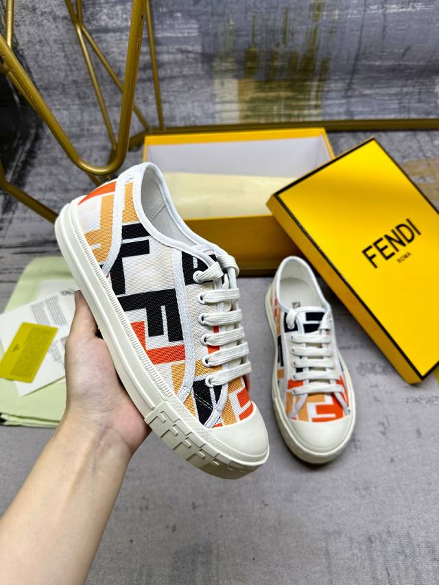 最新火爆款 Fendi Domino帆布鞋休闲运动鞋-全新必备款型！这款鞋履是完美之选。轻松、舒适、时尚且百搭。原版订制彩色Ff帆布面料 ，原版开模大底 ，