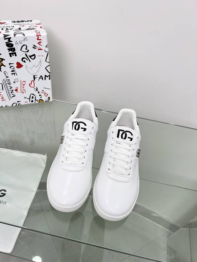 杜嘉班纳 顶级版本 原单品质 D0Lce & Gabbana 春款 专柜 超火超帅气的休闲鞋此款传承了D家一贯有点浮夸而不失时尚的风格 精湛的做工 众多人至爱采