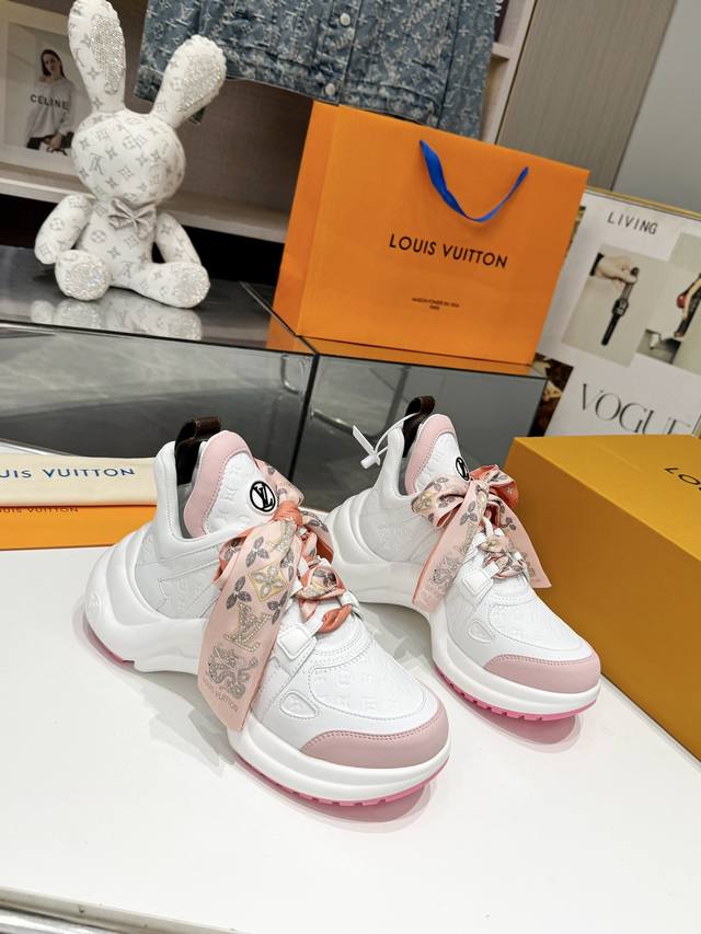 四级新款 Louis Vuitton 龙年首发丝巾蝴蝶结运动鞋超级百搭瘦腿神器最新弓底设计2.0引用老款鞋面活力十足上脚更舒服大气，首款设计丝巾蝴蝶结鞋带，上脚