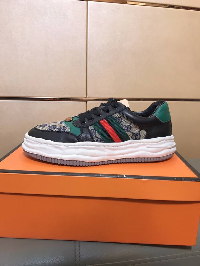 出厂价P Gucci 古奇 新款男鞋高端品牌，最新時尚休闲男鞋，潮流百搭之款，轻松运动风，鞋面意大利进口牛皮+品牌印花面料，猪皮内里 加超精细做工。原版个性时尚