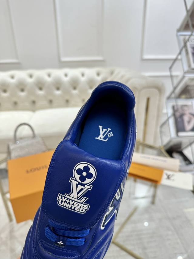 跑量价 Lv路易威登 L家驴牌Runner Tatic系列 厚底 休闲 运动鞋 跑鞋原版购入开发 做货 本款 Lv Runner Tatic 运动鞋融合网格面料