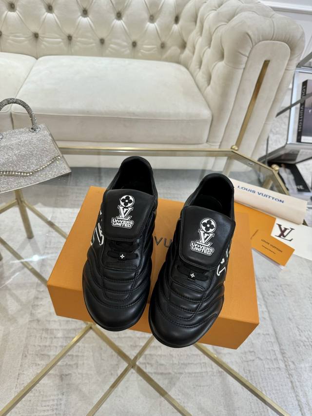 跑量价 ■Lv路易威登 L家驴牌Runner Tatic系列 厚底 休闲 运动鞋 跑鞋原版购入开发 做货 本款 Lv Runner Tatic 运动鞋融合网格面