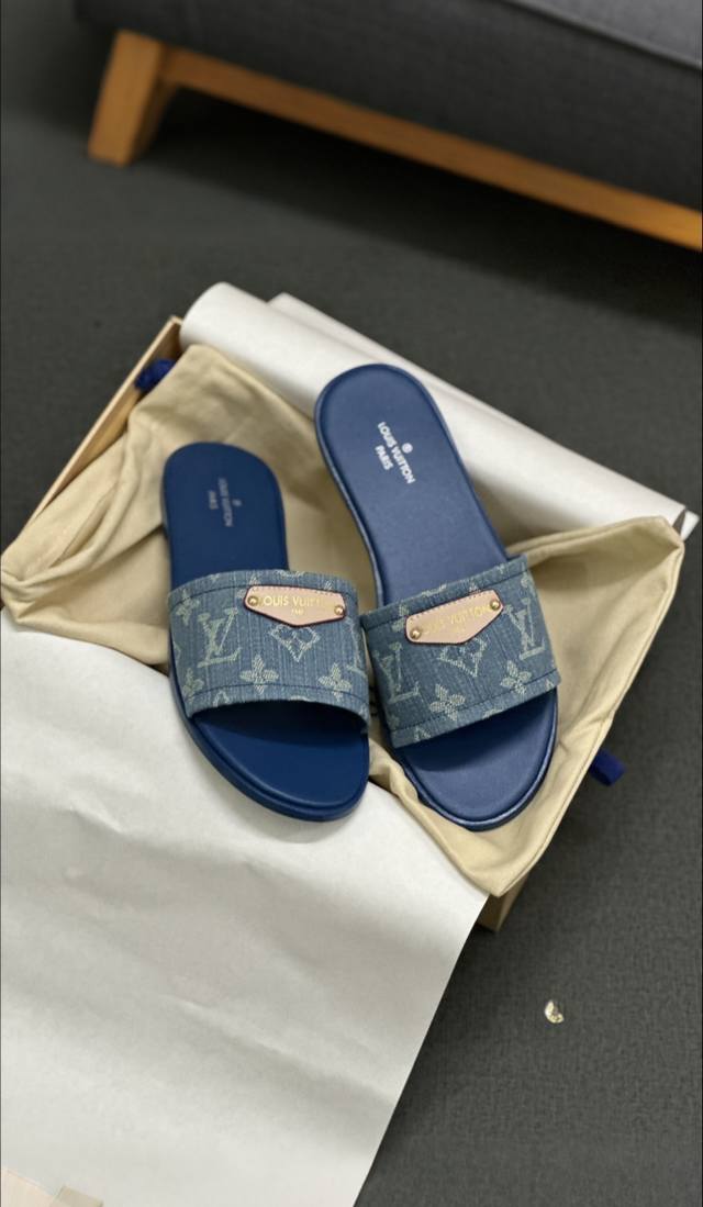 最新卢家秋冬新品上市 Louis Vuitton 超级好搭瘦腿神器 脚感活力十足，上脚舒适优雅 面料：牛皮面料 内里高档羊皮里 柔软舒适 透气 垫脚：高弹乳胶垫