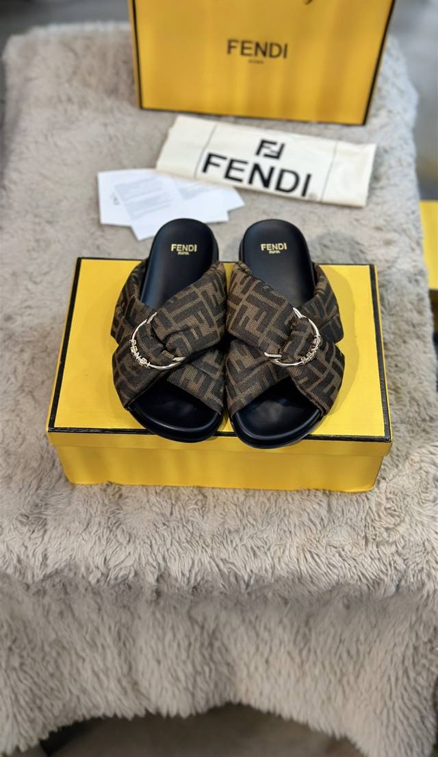 最新款 最新Fendi最新爆款双带平底拖鞋，带Ff装饰性搭扣，饰扣有Ff字母码数35-42码