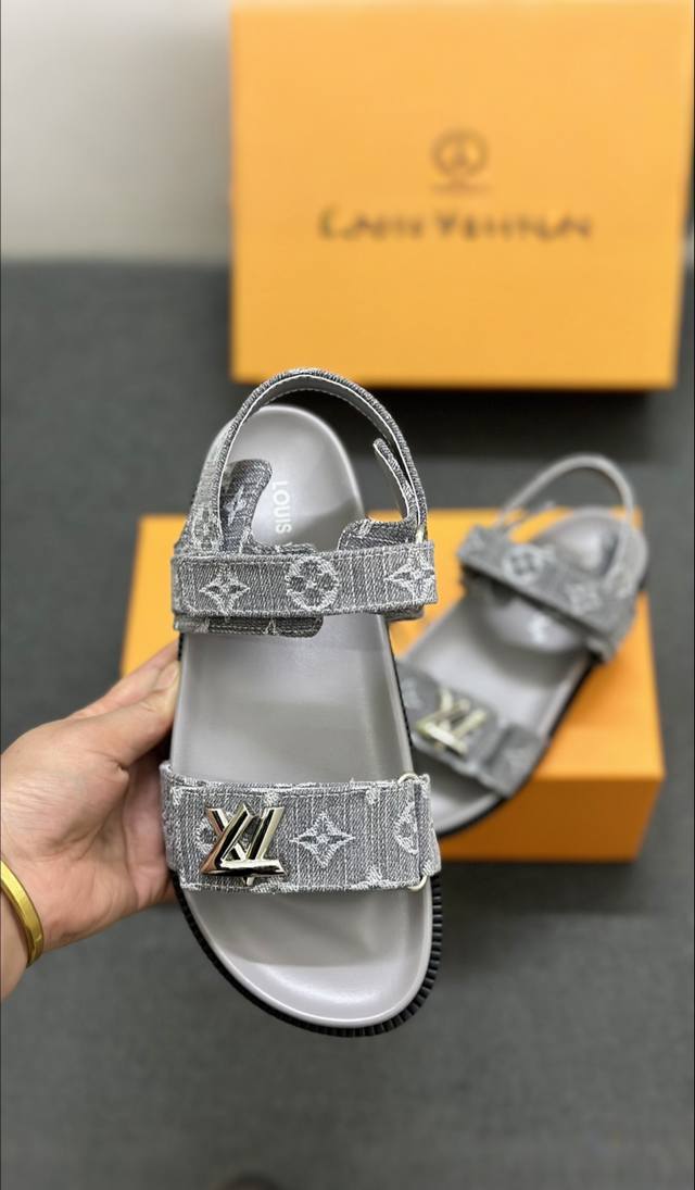 最新 卢家秋冬新品上市 Louis Vuitton 超级好搭瘦腿神器 脚感活力十足，上脚舒适优雅 面料：牛皮面料 内里高档羊皮里 柔软舒适 透气 垫脚：高弹乳胶