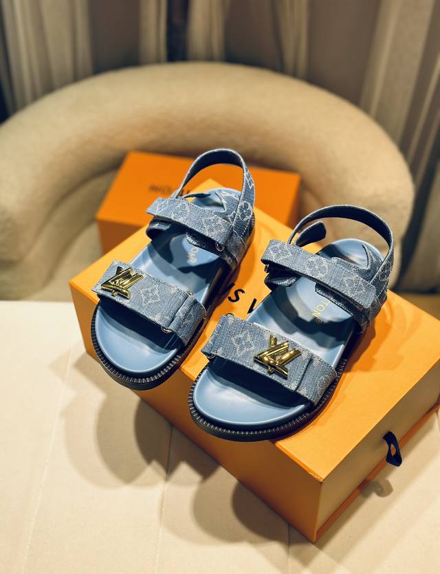 驴家系列 。 最新款-- Louis Vuitton 路易威登 最新时尚休闲半拖鞋～代购级当季最新潮品 众多博主纷纷种草，入购原版开模定制，鞋面采用牛仔Lv字母